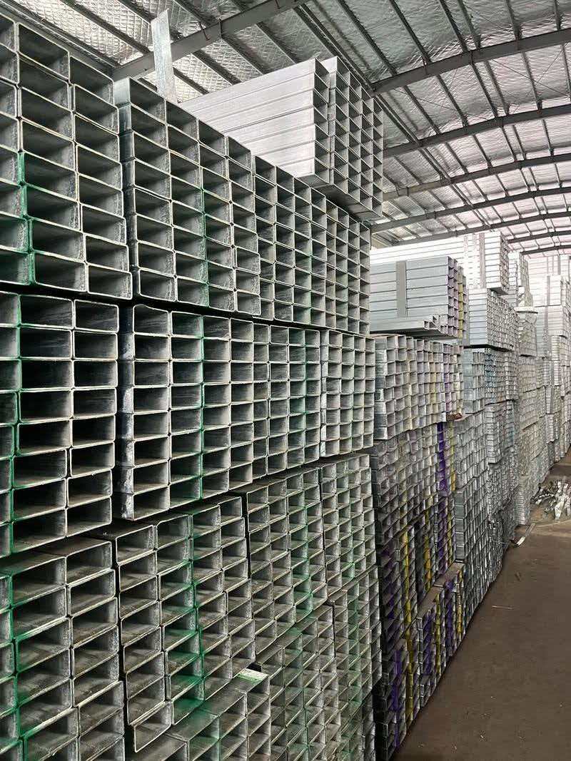 Galvanized strip square & rectangular tube 1 Galvanized square and rectangular tube 25x25x1.3mm 6m CN supplier